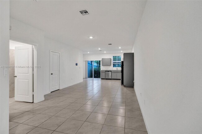 Building Photo - 376 NW 8th Ct