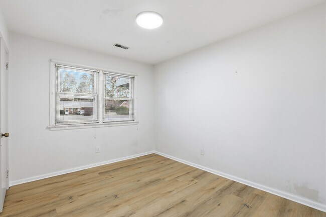 Building Photo - 2610 Hill Dr Cir