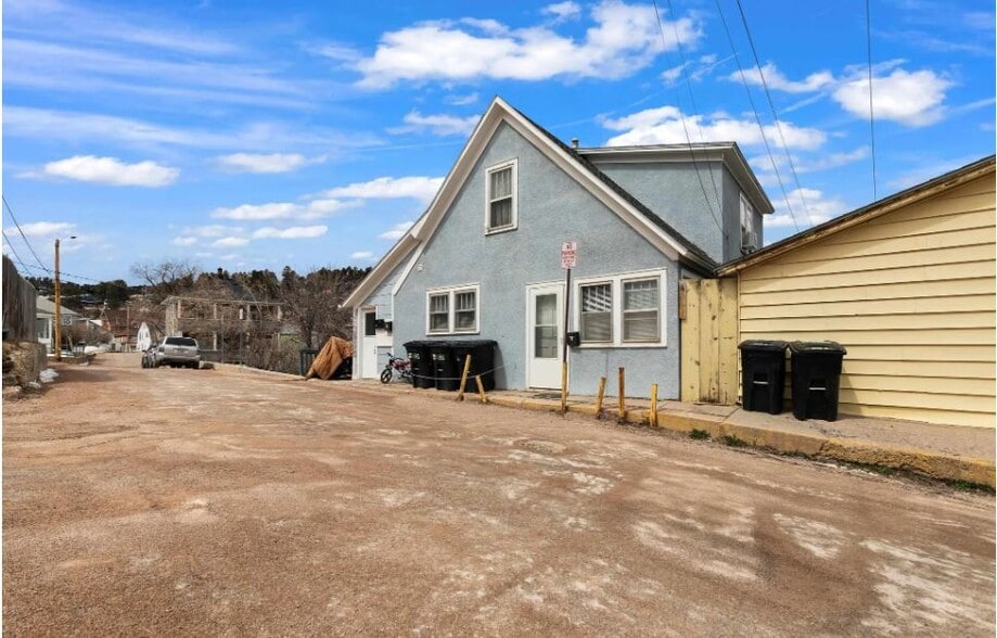 Front - 334 Gwinn Ave