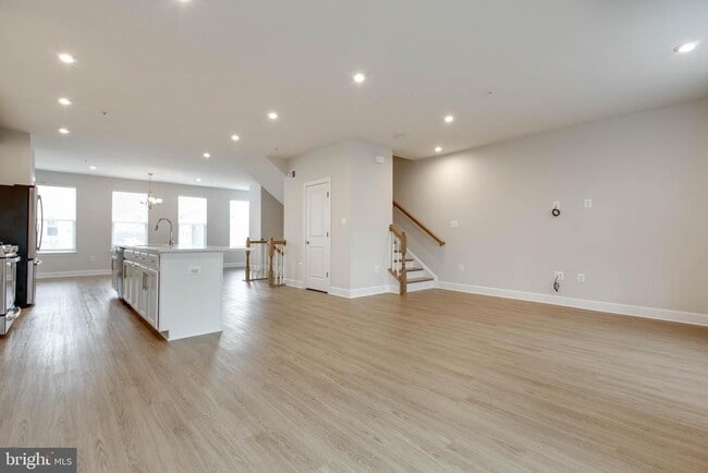 Building Photo - 8369 Meadowood Dr