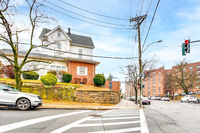 Building Photo - 1032 McLean Ave