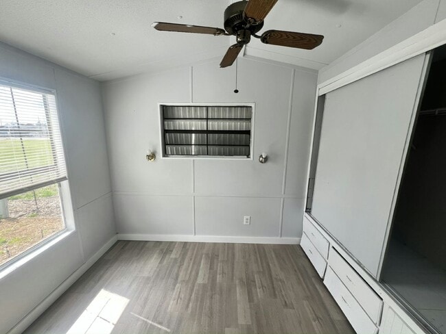 Building Photo - 1133 Chicago Bulls St