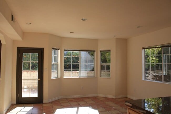 Building Photo - Beautiful Spacious 5 Bedroom, 4 Bathroom House Centrally Located
