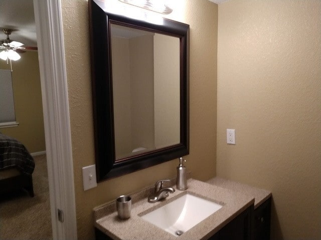Building Photo - Large 3 Bed/ 2 Bath Townhome on West Side!