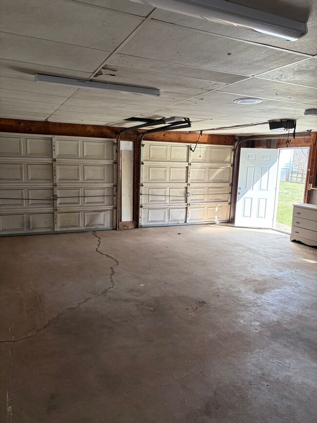 Building Photo - FENCED IN YARD AND LARGE DETACHED TWO CAR GARAGE LOCATED IN THE DESIRED TRAVELERS REST!!!