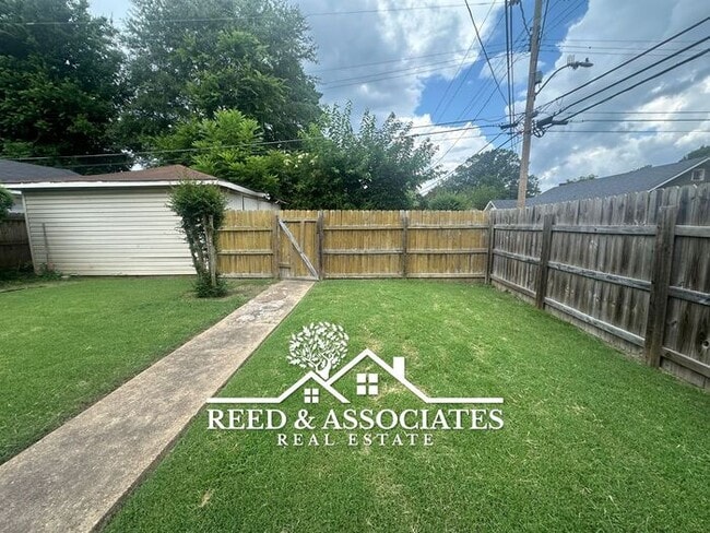 Building Photo - 1 Bedroom in Midtown!