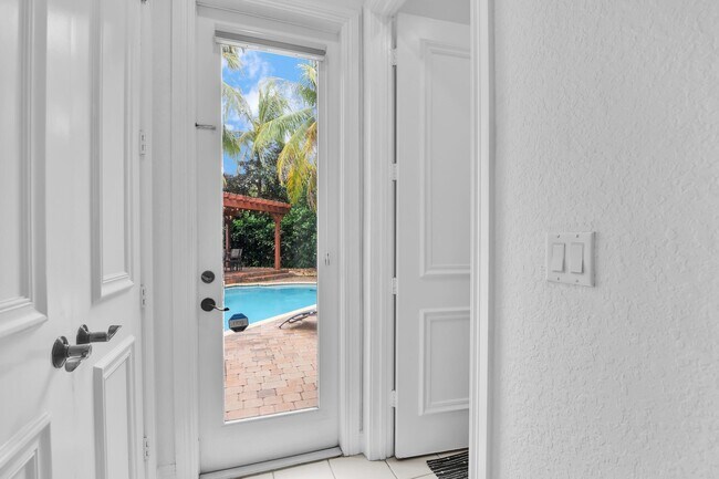 Building Photo - 10703 Versailles Blvd