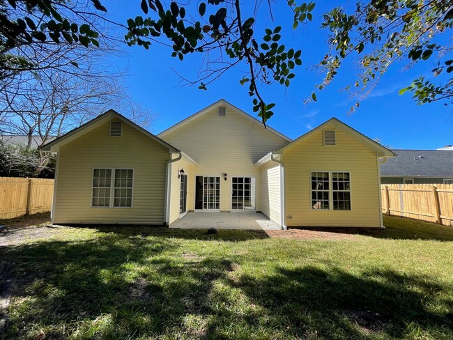 Building Photo - 3 bedroom, 2 bathroom home with 2-car gara...