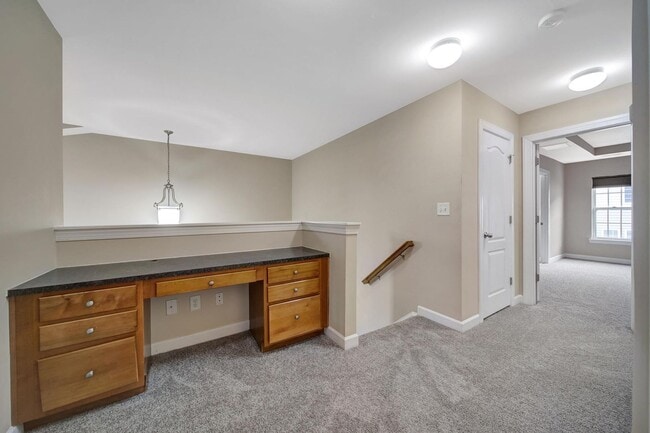 Building Photo - Beautiful Three Bed Two and Half Bath Town...
