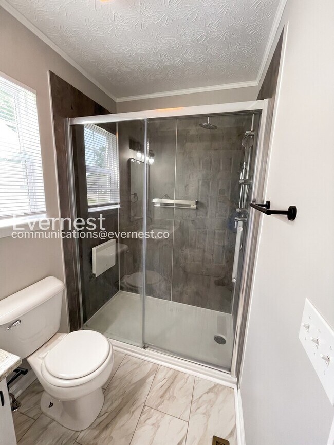 Building Photo - 3 Bed, 2 Bath Home with Off-Street Parking / Pet-Friendly / Available Now!