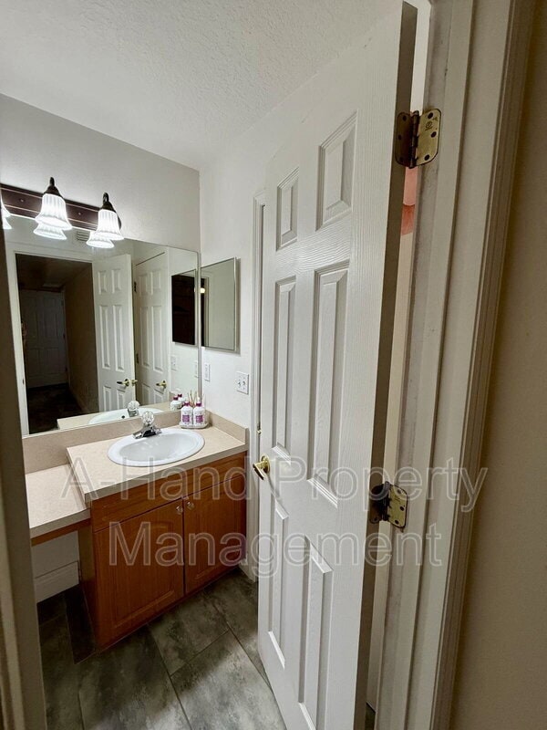 Building Photo - 2408 Fan Palm Dr