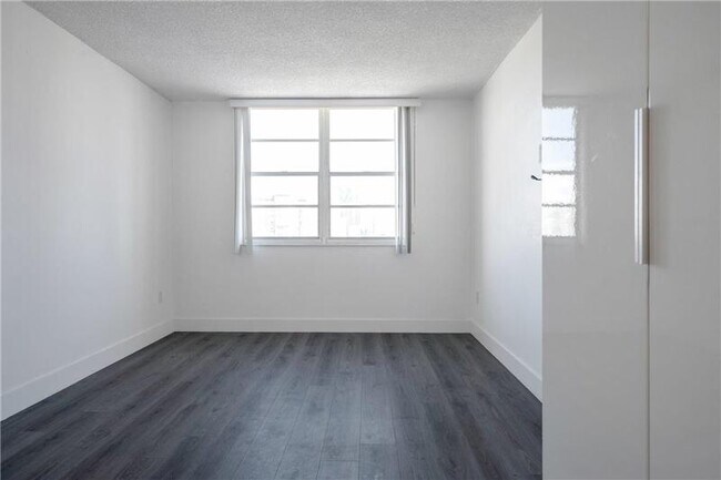 Building Photo - 300 Bayview Dr