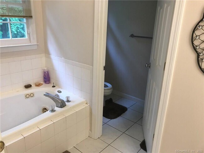 Building Photo - 19 Village View Ln