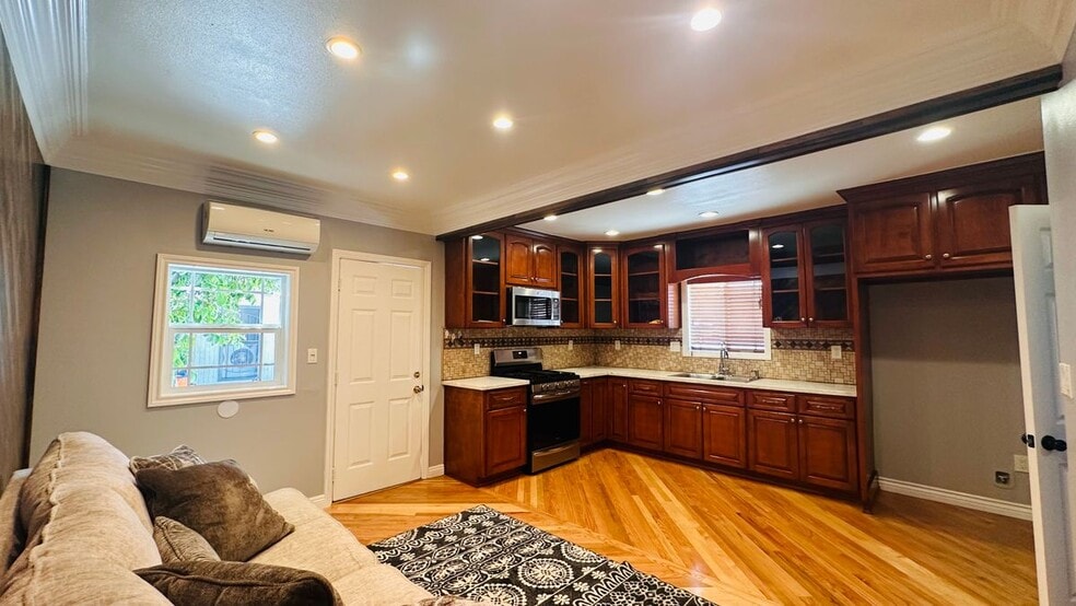 Building Photo - 1255 E 88th Pl