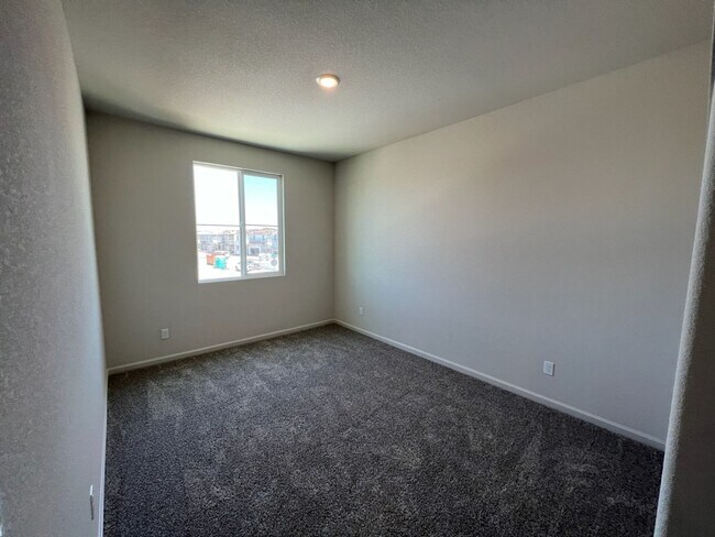 Building Photo - 4-bedroom two story plus a bonus loft!