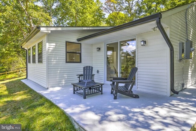 Building Photo - 440 Redbud Ln