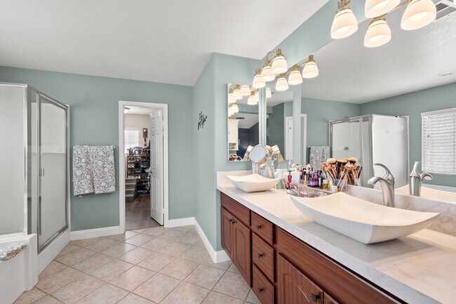 Building Photo - Gorgeous Eastlake Townhome!