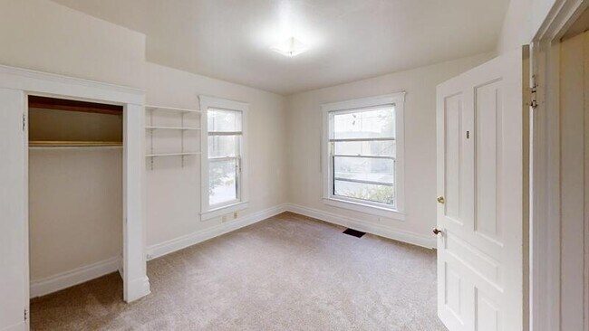 Building Photo - 802 E Kingsley St