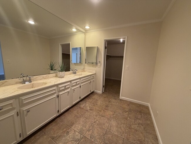 Building Photo - 113 Riverview Ct