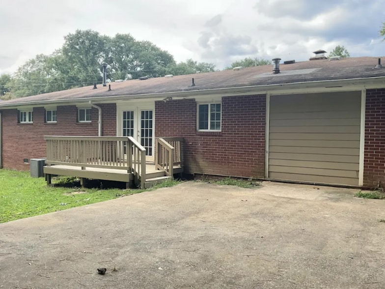 Building Photo - 728 Birchwood Ln SW