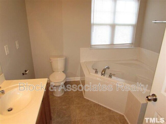 Building Photo - 14411 Hamletville St