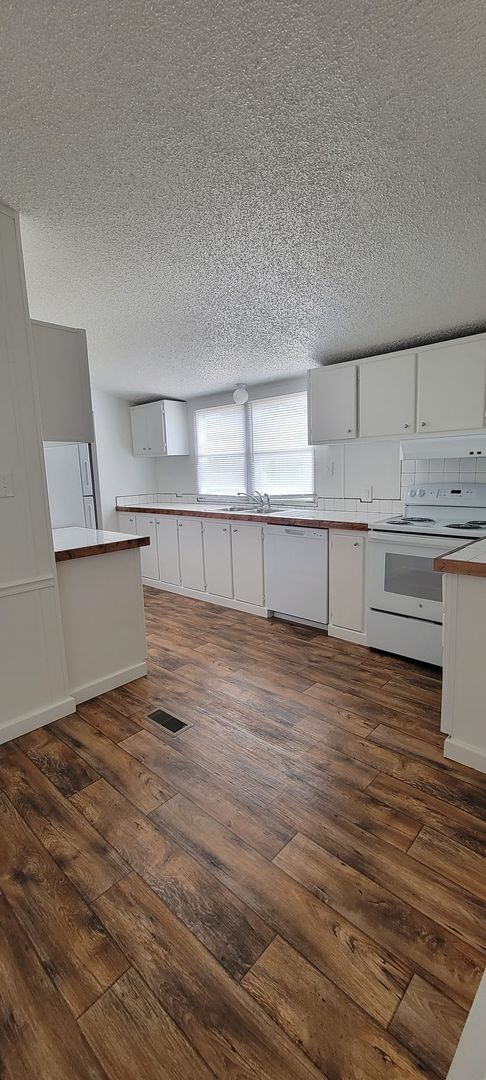 Building Photo - Ready to Move in