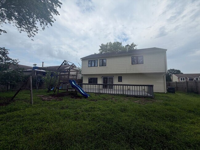 Building Photo - 198 Village Dr