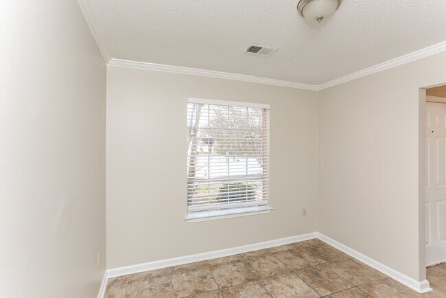 Building Photo - 6688 Ross Manor Dr