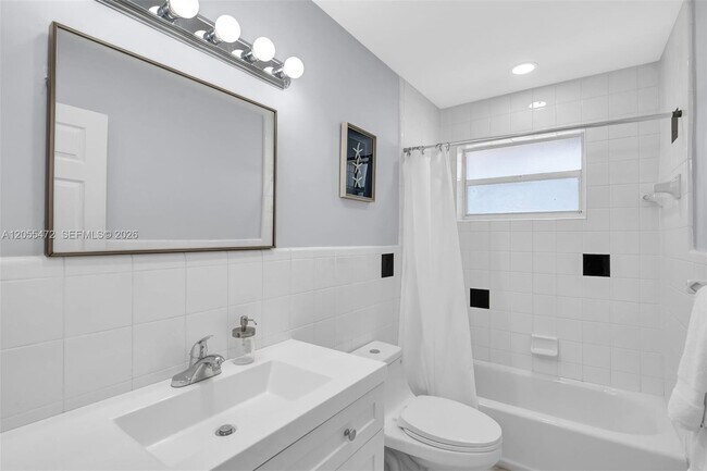 Building Photo - 2160 NE 56th St