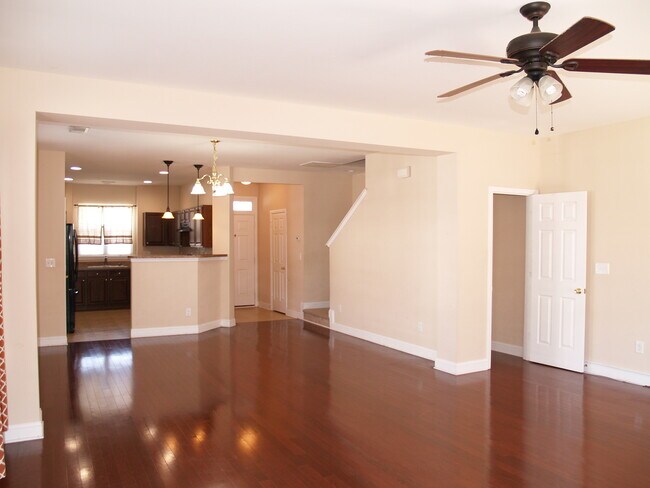 Building Photo - 142 Silverspring Pl