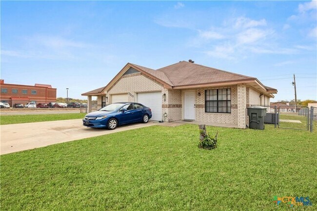 Building Photo - 3210 Raven Dr