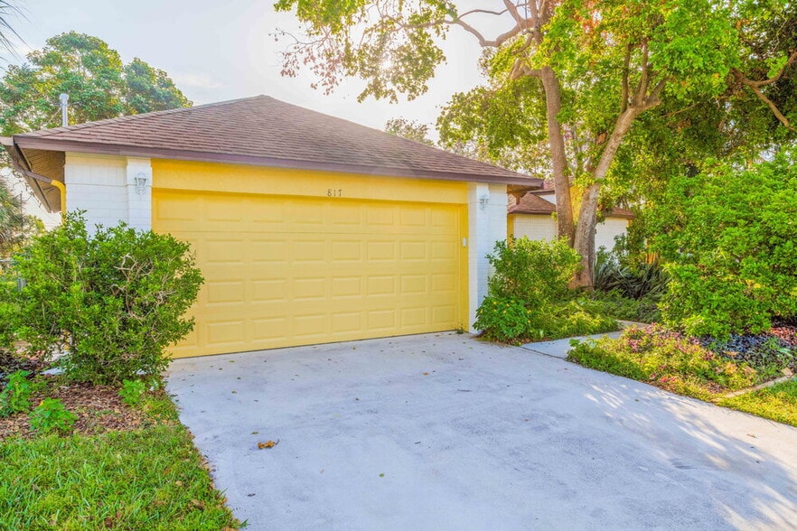 Building Photo - 817 SW 9th Ave