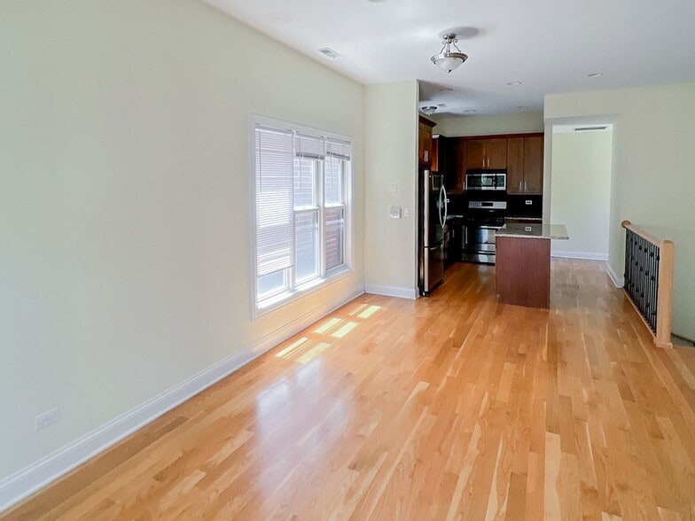 Building Photo - 2334 N Greenview Ave