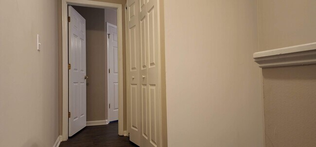 Building Photo - 2222 Valley Haven Dr