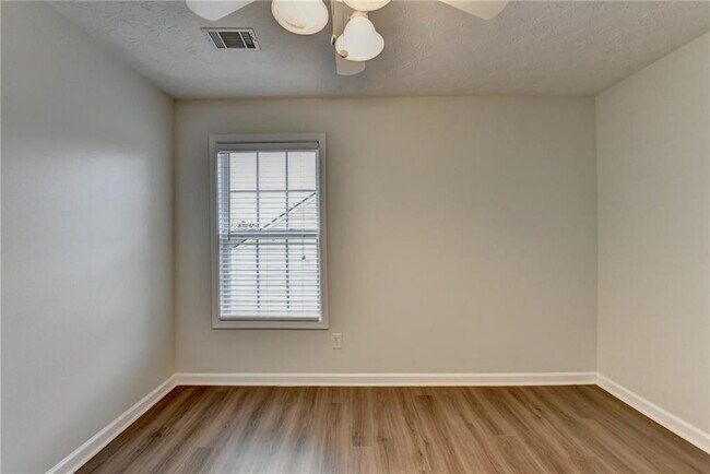 Building Photo - 6670 Island Pointe Dr