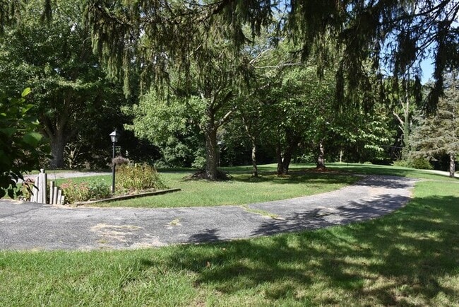 Building Photo - Beautiful 3 Bedroom Home over Looking Lake Chapin