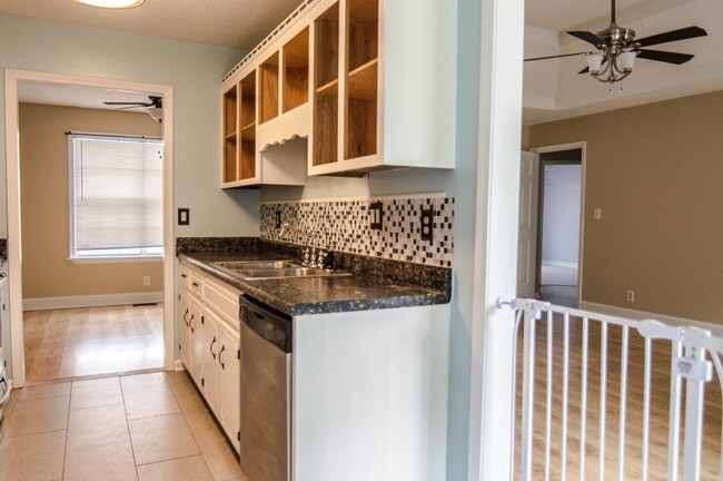 Building Photo - Pet Friendly Three Bedroom!