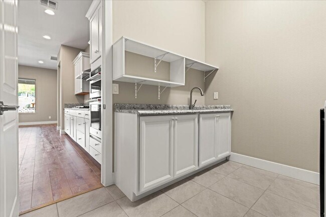 Building Photo - Lovely Home!