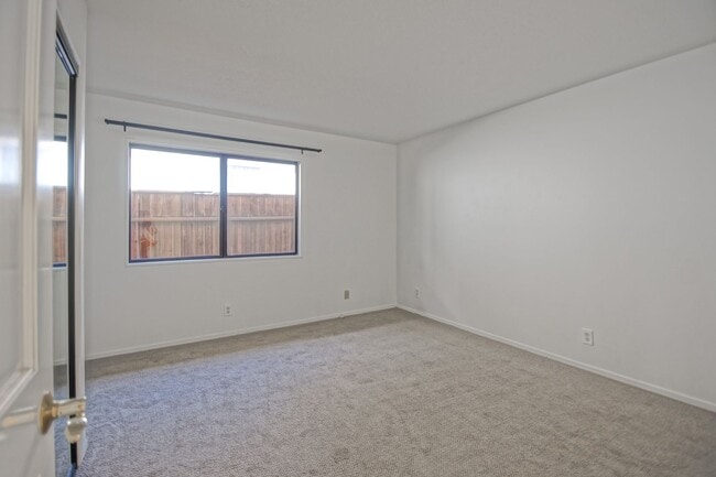 Building Photo - VERY BRIGHT & AIRY, 2050 SQ FT HOME W/ TON...