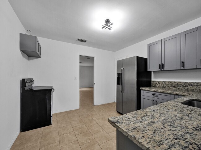 Building Photo - 3226 Oak Ave