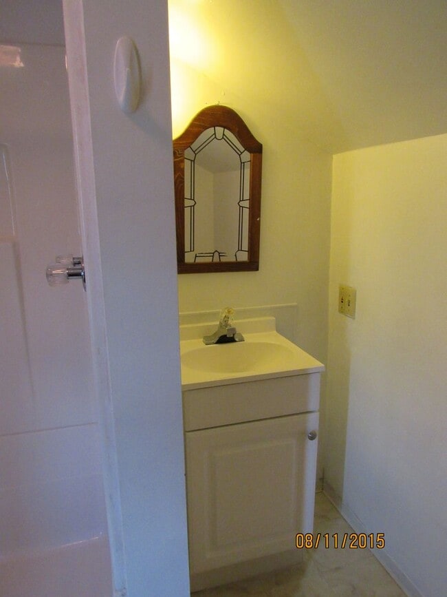 Building Photo - 4-5 bedroom home located on Oakland Ave, o...