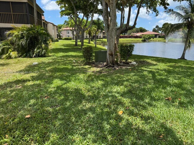 Building Photo - 9293 Vista Del Lago
