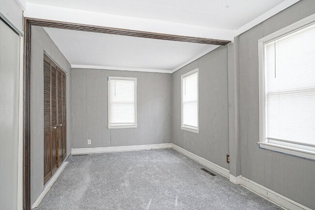 Building Photo - 121 Oak St