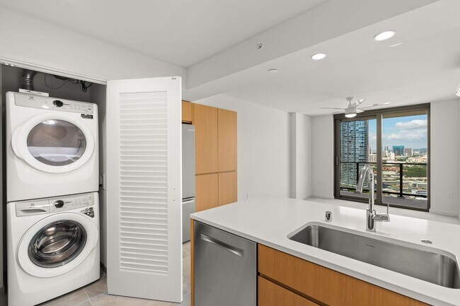 Building Photo - Sky Ala Moana West #2204 — 1BR/1BA/1PK — $...