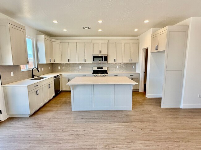 Building Photo - BRAND NEW Three Bedroom Townhome in Desert...