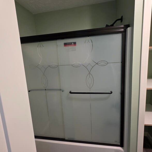 shower/Tub - 3823 Leeside Ln