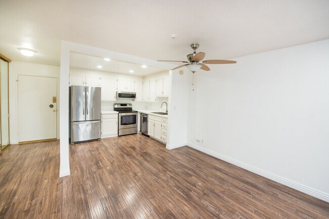 Building Photo - Newport Beach One Bedroom Beauty