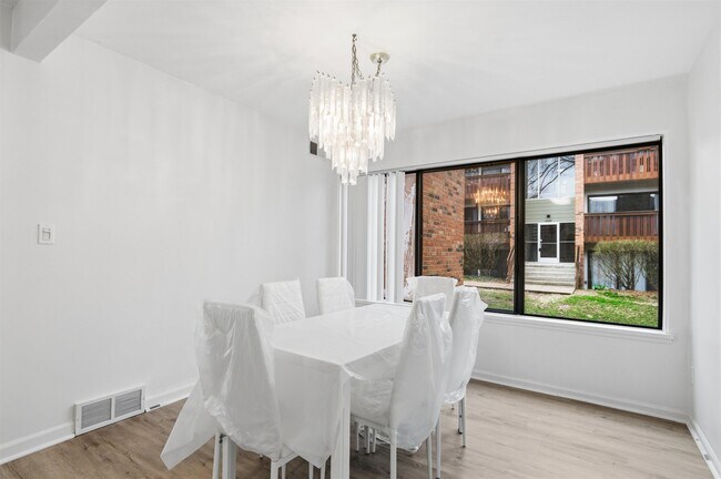 Building Photo - 1235 S Maple Rd