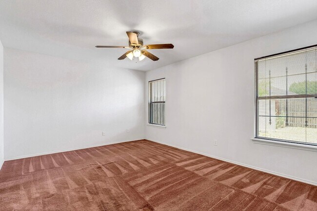 Building Photo - 721 Somerset Dr