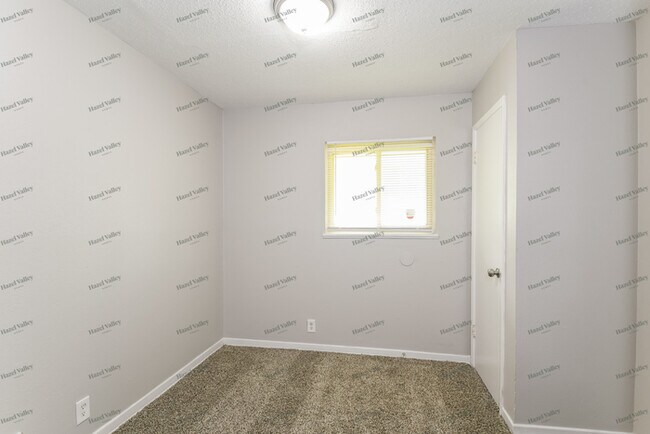 Building Photo - 10250 Valley Dr